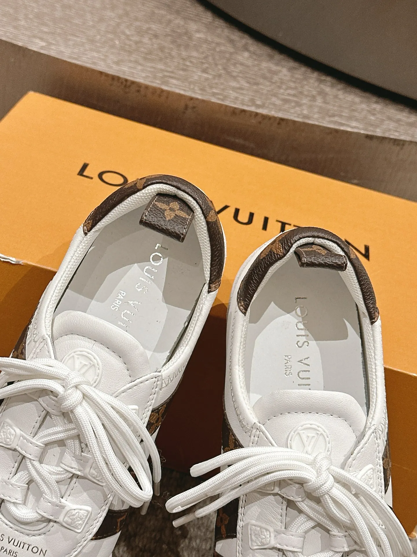 👟👟Ex-factory price 620👟👟 Top version LV Louis Vuitton L Family Donkey Brand Latest Sneakerina Series Couple Models Ballet Shoes Moral Shoes Casual Flat Shoes Sneakers Original purchase, development, production This LV Sneakerina ballet style sneakers are made of silky suede cow leather to create smooth lines, combining the light structure of ballet shoes and the comfortable texture of sports shoes. The LV logo on the side and the Monogram canvas back strap are rich in details, Sacchetto craftsmanship and TPU outsole are upgraded for a soft wearing experience. Exquisite packaging at the delivery counter🛍📦 ▪️Fabric: original custom imported first-layer cowhide ▪️Inner lining: original custom made breathable mesh ▪️Sole: original open-molded injection molded TPU material ▪️Sole thickness: 1.5CM ▪️Size: women's 35-41 / Men's size 39-45 (women's 41, men's 45, customized)